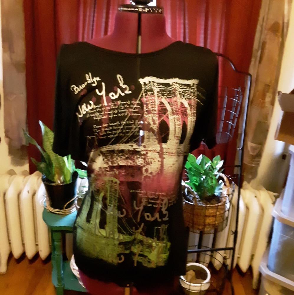 Unique tee